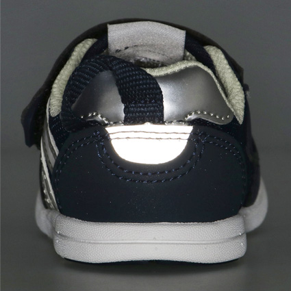 かかとのストラップとリフレクター